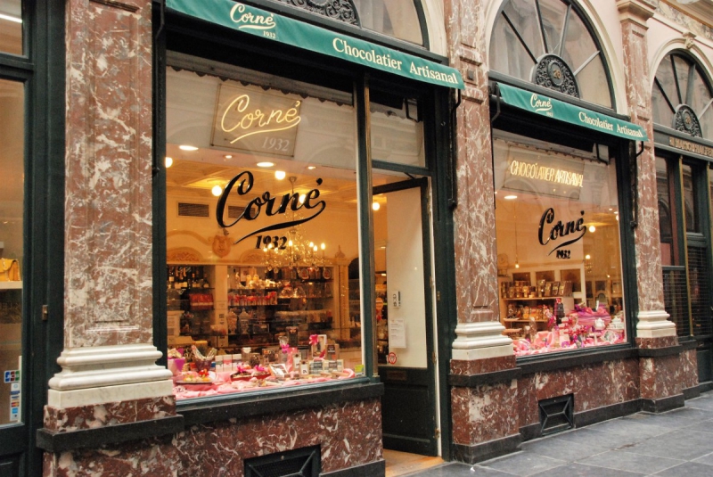 vitrine-BONSON-min_chocolate_chocolaterie_shop_luxury_chic_gallery_brussels_belgium-558146