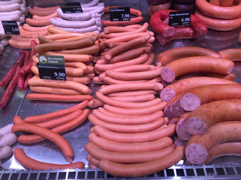 vitrine-BONSON-min_sausages_meat_butchery-1069321