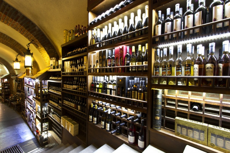 vitrine-BONSON-min_world_street_travel_shop_canon_georgia_wine_bottles-429767